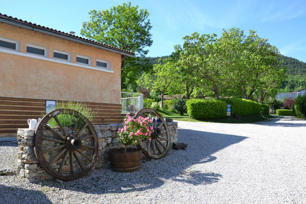 Camping La Mare Aux Fees 호텔 Roquefeuil 외부 사진